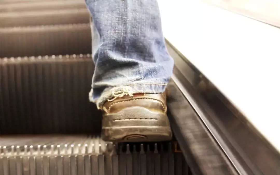 【現(xiàn)場(chǎng)】男童頑皮被扶梯夾腳-作為家長(zhǎng)你要知道的一些事情......